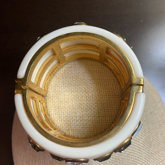 NWOT Neiman Marcus Cream Ceramic Bracelet With Green And Clear Stones - Picture 2 of 7